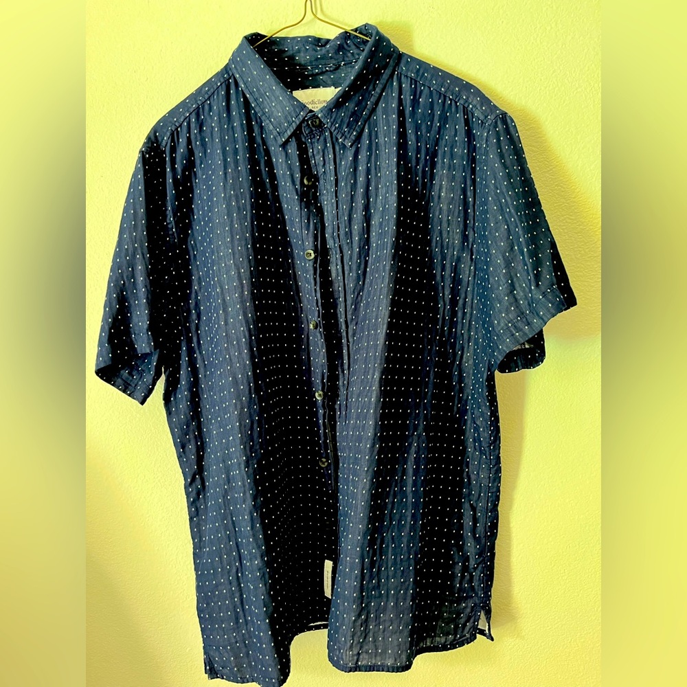 Men’s short sleeve blue button down shirt with little polka dots. Size L